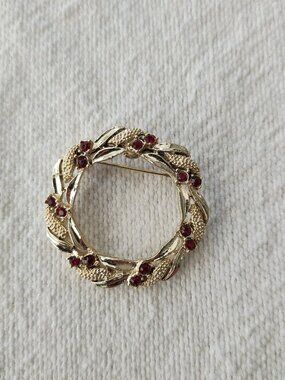 Vintage wreath with ruby coloured accents brooch